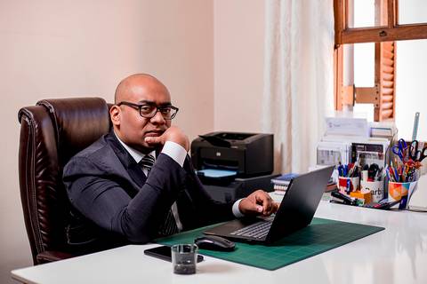 Ensaio Masculino profissional corporativo em São Paulo, estudio, externo, fotografo marco aurelio, fotografo em sao paulo, fotos tumblr, arte, grafite, fotos criativas, moreno, negro, back skin, moda, fashion, portrait, chic, estiloso, terno'