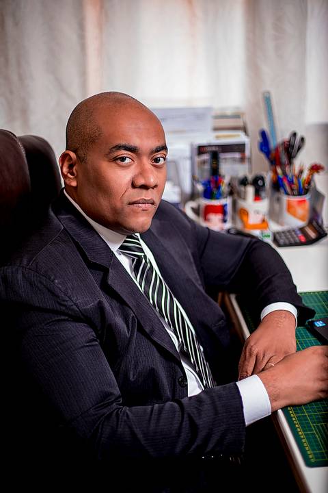 Ensaio Masculino profissional corporativo em São Paulo, estudio, externo, fotografo marco aurelio, fotografo em sao paulo, fotos tumblr, arte, grafite, fotos criativas, moreno, negro, back skin, moda, fashion, portrait, chic, estiloso, terno'