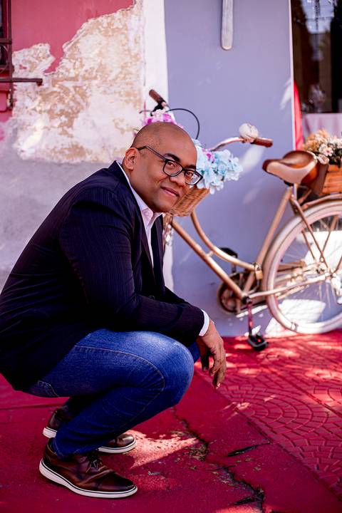 Ensaio Masculino profissional corporativo em São Paulo, estudio, externo, fotografo marco aurelio, fotografo em sao paulo, fotos tumblr, arte, grafite, fotos criativas, moreno, negro, back skin, moda, fashion, portrait, chic, estiloso, terno'