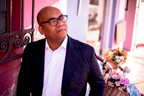 Ensaio Masculino profissional corporativo em São Paulo, estudio, externo, fotografo marco aurelio, fotografo em sao paulo, fotos tumblr, arte, grafite, fotos criativas, moreno, negro, back skin, moda, fashion, portrait, chic, estiloso, terno'