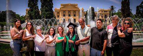 formandos de enfermagem, ensaio de formatura, ensaio fotografico de formatura, museu do ipiranga, ensaio formatura no museu do ipiranga, fotografo marco aurelio, beca, capelo, faixa e canudo na cor verde, ensaio feminino, jaleco, ensaio em grupo, familia'