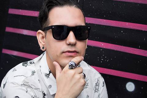 Ensaio Masculino no Beco do Batman em São Paulo, fotografo marco aurelio, fotografo em sao paulo,fotos tumblr, arte, grafite, fotos criativas, ensaio na chuva, moda, fashion, portrait, chic, estiloso, jeans, oculos'