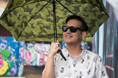 Ensaio Masculino no Beco do Batman em São Paulo, fotografo marco aurelio, fotografo em sao paulo,fotos tumblr, arte, grafite, fotos criativas, ensaio na chuva, moda, fashion, portrait, chic, estiloso, jeans, oculos'