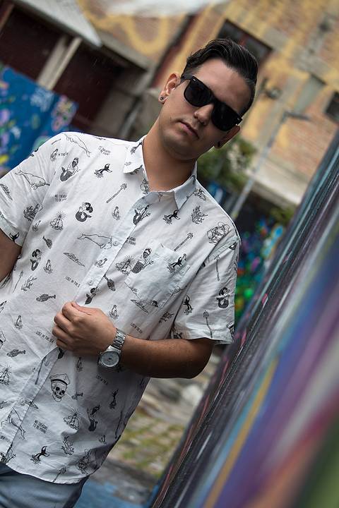 Ensaio Masculino no Beco do Batman em São Paulo, fotografo marco aurelio, fotografo em sao paulo,fotos tumblr, arte, grafite, fotos criativas, ensaio na chuva, moda, fashion, portrait, chic, estiloso, jeans, oculos'