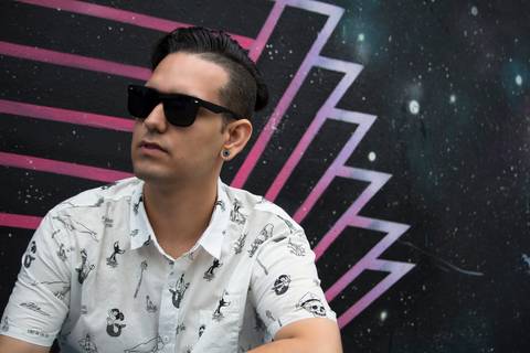 Ensaio Masculino no Beco do Batman em São Paulo, fotografo marco aurelio, fotografo em sao paulo,fotos tumblr, arte, grafite, fotos criativas, ensaio na chuva, moda, fashion, portrait, chic, estiloso, jeans, oculos'