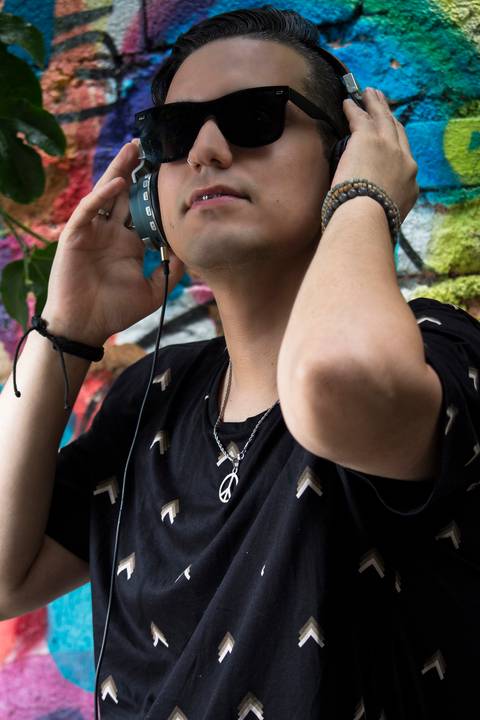 Ensaio Masculino no Beco do Batman em São Paulo, fotografo marco aurelio, fotografo em sao paulo,fotos tumblr, arte, grafite, fotos criativas, ensaio na chuva, moda, fashion, portrait, chic, estiloso, jeans, oculos'