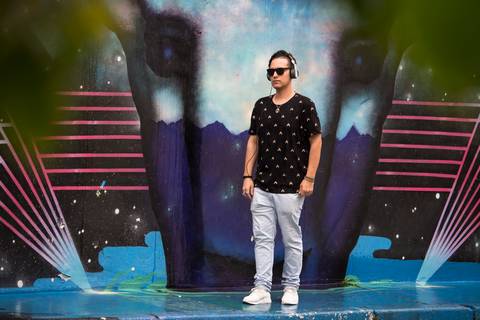 Ensaio Masculino no Beco do Batman em São Paulo, fotografo marco aurelio, fotografo em sao paulo,fotos tumblr, arte, grafite, fotos criativas, ensaio na chuva, moda, fashion, portrait, chic, estiloso, jeans, oculos'