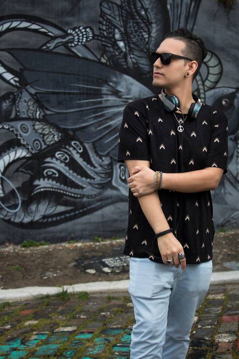 Ensaio Masculino no Beco do Batman em São Paulo, fotografo marco aurelio, fotografo em sao paulo,fotos tumblr, arte, grafite, fotos criativas, ensaio na chuva, moda, fashion, portrait, chic, estiloso, jeans, oculos'