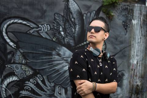 Ensaio Masculino no Beco do Batman em São Paulo, fotografo marco aurelio, fotografo em sao paulo,fotos tumblr, arte, grafite, fotos criativas, ensaio na chuva, moda, fashion, portrait, chic, estiloso, jeans, oculos'