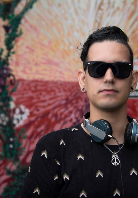 Ensaio Masculino no Beco do Batman em São Paulo, fotografo marco aurelio, fotografo em sao paulo,fotos tumblr, arte, grafite, fotos criativas, ensaio na chuva, moda, fashion, portrait, chic, estiloso, jeans, oculos'