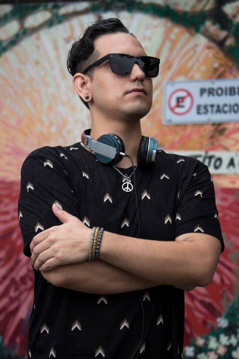 Ensaio Masculino no Beco do Batman em São Paulo, fotografo marco aurelio, fotografo em sao paulo,fotos tumblr, arte, grafite, fotos criativas, ensaio na chuva, moda, fashion, portrait, chic, estiloso, jeans, oculos'