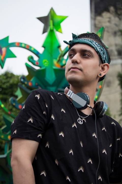 Ensaio Masculino no Beco do Batman em São Paulo, fotografo marco aurelio, fotografo em sao paulo,fotos tumblr, arte, grafite, fotos criativas, ensaio na chuva, moda, fashion, portrait, chic, estiloso, jeans, oculos'