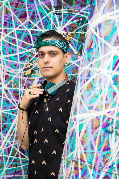 Ensaio Masculino no Beco do Batman em São Paulo, fotografo marco aurelio, fotografo em sao paulo,fotos tumblr, arte, grafite, fotos criativas, ensaio na chuva, moda, fashion, portrait, chic, estiloso, jeans, oculos'