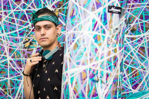 Ensaio Masculino no Beco do Batman em São Paulo, fotografo marco aurelio, fotografo em sao paulo,fotos tumblr, arte, grafite, fotos criativas, ensaio na chuva, moda, fashion, portrait, chic, estiloso, jeans, oculos'