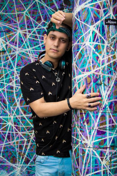 Ensaio Masculino no Beco do Batman em São Paulo, fotografo marco aurelio, fotografo em sao paulo,fotos tumblr, arte, grafite, fotos criativas, ensaio na chuva, moda, fashion, portrait, chic, estiloso, jeans, oculos'