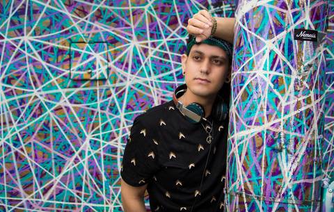 Ensaio Masculino no Beco do Batman em São Paulo, fotografo marco aurelio, fotografo em sao paulo,fotos tumblr, arte, grafite, fotos criativas, ensaio na chuva, moda, fashion, portrait, chic, estiloso, jeans, oculos'