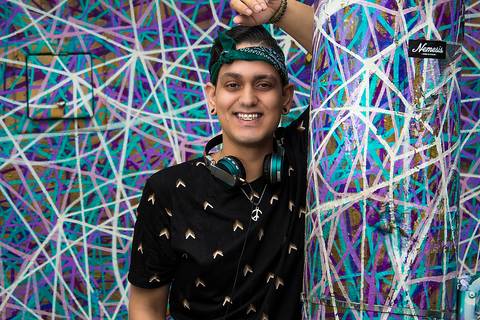 Ensaio Masculino no Beco do Batman em São Paulo, fotografo marco aurelio, fotografo em sao paulo,fotos tumblr, arte, grafite, fotos criativas, ensaio na chuva, moda, fashion, portrait, chic, estiloso, jeans, oculos'