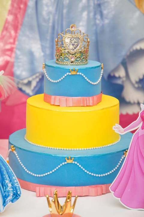 decoração de festa infantil em casa das princesas com bolo tematico'
