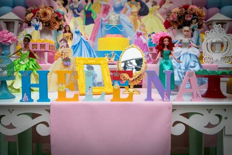 decoração de festa infantil em casa das princesas e placa Helena'