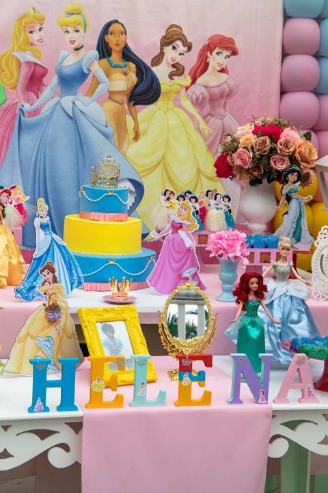 decoração de festa infantil em casa das princesas com bolo tematico'