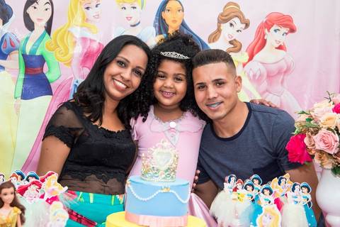 familia feliz em festa infantil no tema princesas'