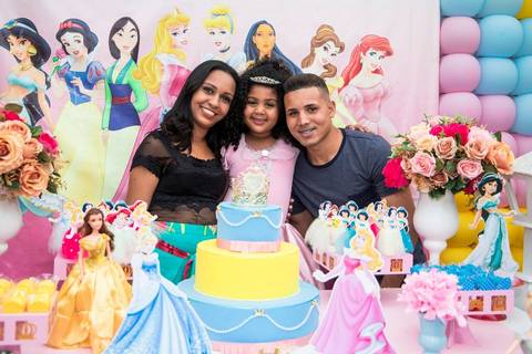 familia feliz em festa infantil no tema princesas'