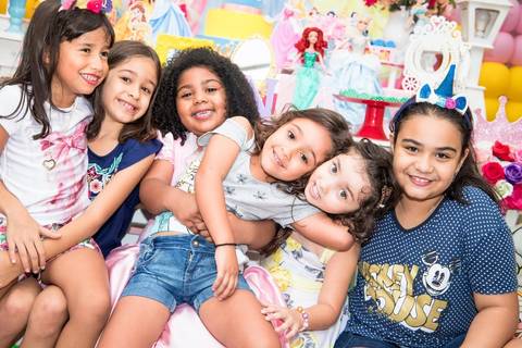 amigas,criança sorrindo, feliz ao ver a decoração da festa infantil em sao paulo no tema das princesas, vestido de princesa'