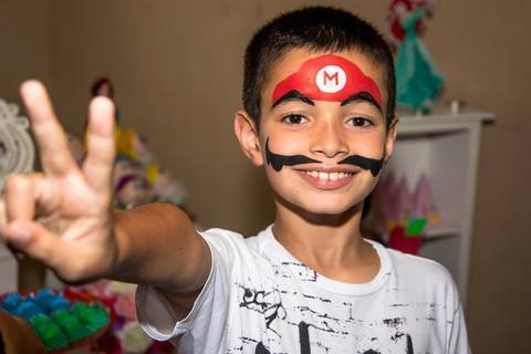 maquiagem artistica do super mario em festa infantil em casa'