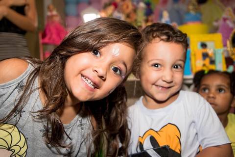 crianças felizes na  festa infantil no tema princesas'