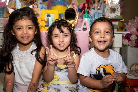 crianças felizes na  festa infantil no tema princesas'