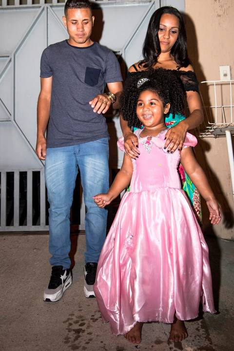 aniversariante feliz ao ver a queima de fogos em sua festa infantil no tema princesas'