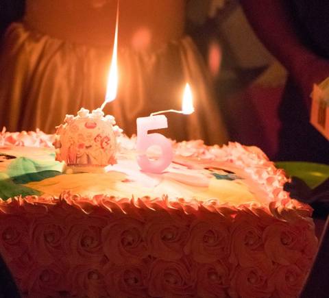  vela do bolo de 5 anos em festa infantil no tema princesas'
