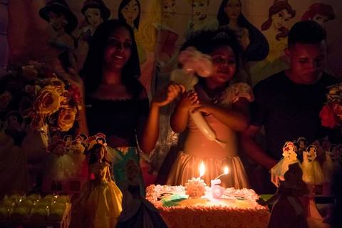 parabéns,  vela do bolo de 5 anos em festa infantil no tema princesas'