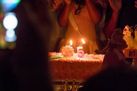 parabéns,  vela do bolo de 5 anos em festa infantil no tema princesas'