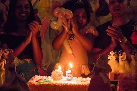 parabéns,  vela do bolo de 5 anos em festa infantil no tema princesas'