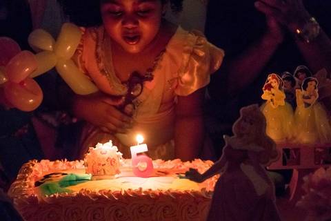 parabéns,  vela do bolo de 5 anos em festa infantil no tema princesas'