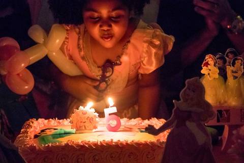 parabéns,  vela do bolo de 5 anos em festa infantil no tema princesas'