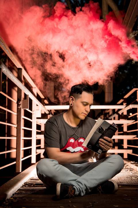 Ensaio masculino criativo externo pelo fotografo Marco Aurélio em São Paulo no Parque da Juventude no espelho'