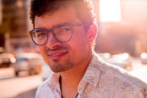 ensaio masculino portrait do fotografo em sao paulo na avenida paulista com seus oculos no por do sol golden hour'