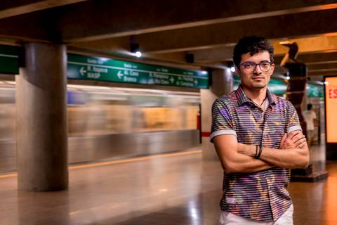 moda, luxo, ensaio masculino portrait do fotografo em sao paulo na avenida paulista sentado no meio da rua com seu look branco e  seus oculos no por do sol golden hour, cachos, metro'