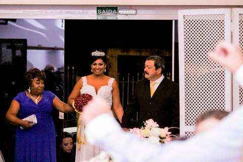 noivo,making of, casamento em guarulhos, fotografo marco aurelio, casamento em sao paulo, luxo, glamour, entrada da noiva com os pais'