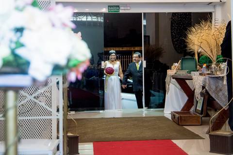 noivo,making of, casamento em guarulhos, fotografo marco aurelio, casamento em sao paulo, luxo, glamour, entrada da noiva com os pais'