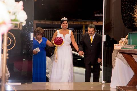 noivo,making of, casamento em guarulhos, fotografo marco aurelio, casamento em sao paulo, luxo, glamour, entrada da noiva com os pais'