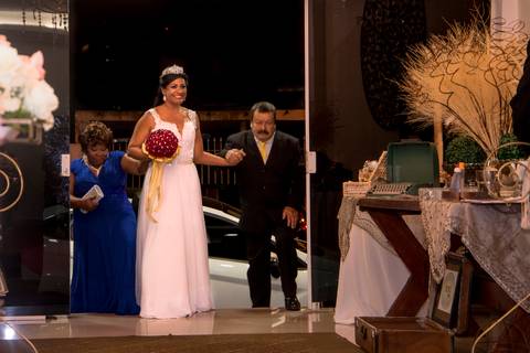 noivo,making of, casamento em guarulhos, fotografo marco aurelio, casamento em sao paulo, luxo, glamour, entrada da noiva com os pais'