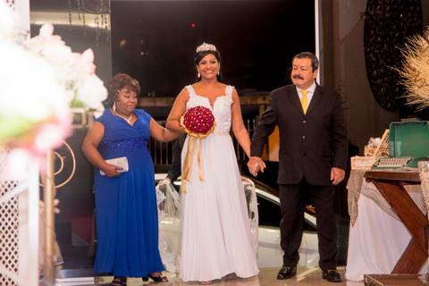 noivo,making of, casamento em guarulhos, fotografo marco aurelio, casamento em sao paulo, luxo, glamour, entrada da noiva com os pais'