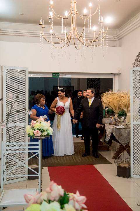 noivo,making of, casamento em guarulhos, fotografo marco aurelio, casamento em sao paulo, luxo, glamour, entrada da noiva com os pais'