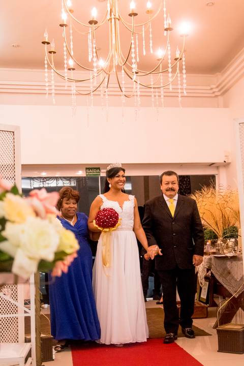 noivo,making of, casamento em guarulhos, fotografo marco aurelio, casamento em sao paulo, luxo, glamour, entrada da noiva com os pais'