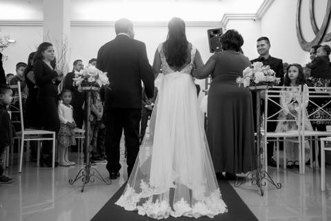 noivo,making of, casamento em guarulhos, fotografo marco aurelio, casamento em sao paulo, luxo, glamour, entrada da noiva com os pais'