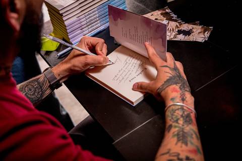 lançamento, livro, escritor, fotografo de escritor, assinatura, autografo, evento, santana, bar aoka, familia, amigos, e sobre você'