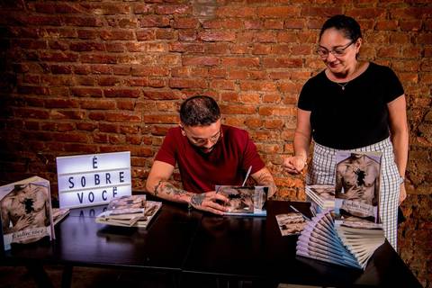 lançamento, livro, escritor, fotografo de escritor, assinatura, autografo, evento, santana, bar aoka, familia, amigos, e sobre você'